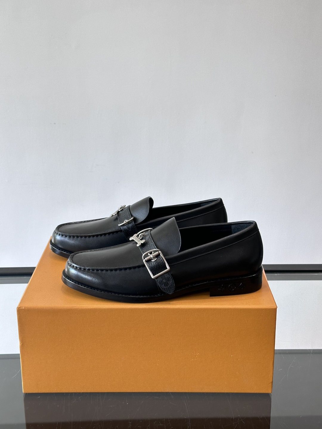 ◾️▫️L.v~高端男士正装休闲皮鞋，经典款，高端大气，进口牛皮打造，小牛皮透气内里，真皮大底，顶级品质