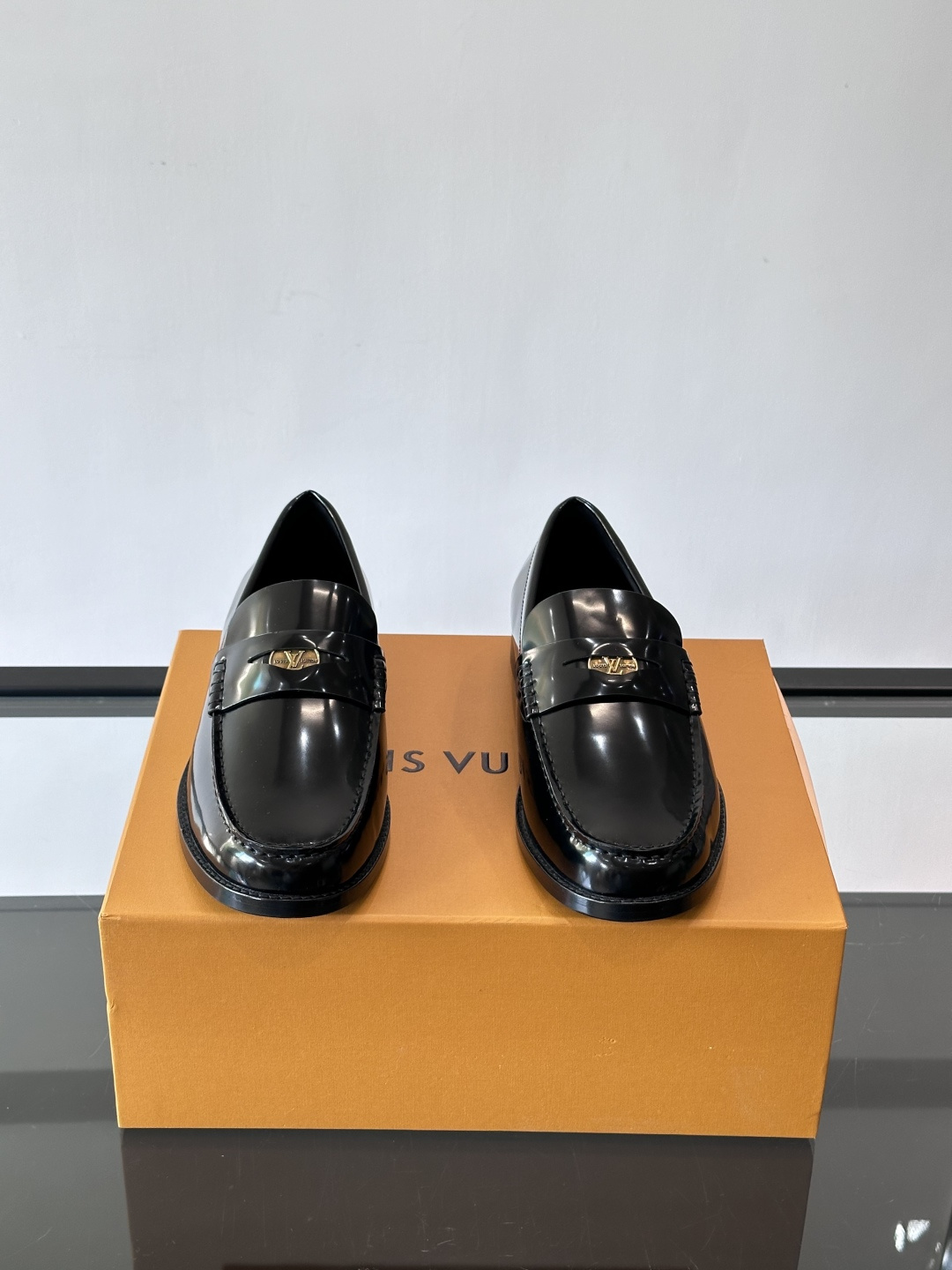 ◾️▫️L.v~高端男士正装休闲皮鞋，经典款，高端大气，进口牛皮打造，小牛皮透气内里，真皮大底，顶级品质