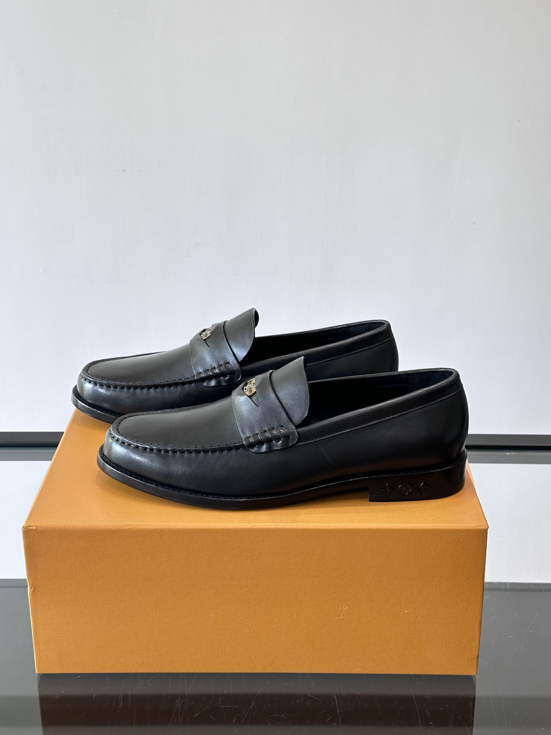 ◾️▫️L.v~高端男士正装休闲皮鞋，经典款，高端大气，进口牛皮打造，小牛皮透气内里，真皮大底，顶级品质