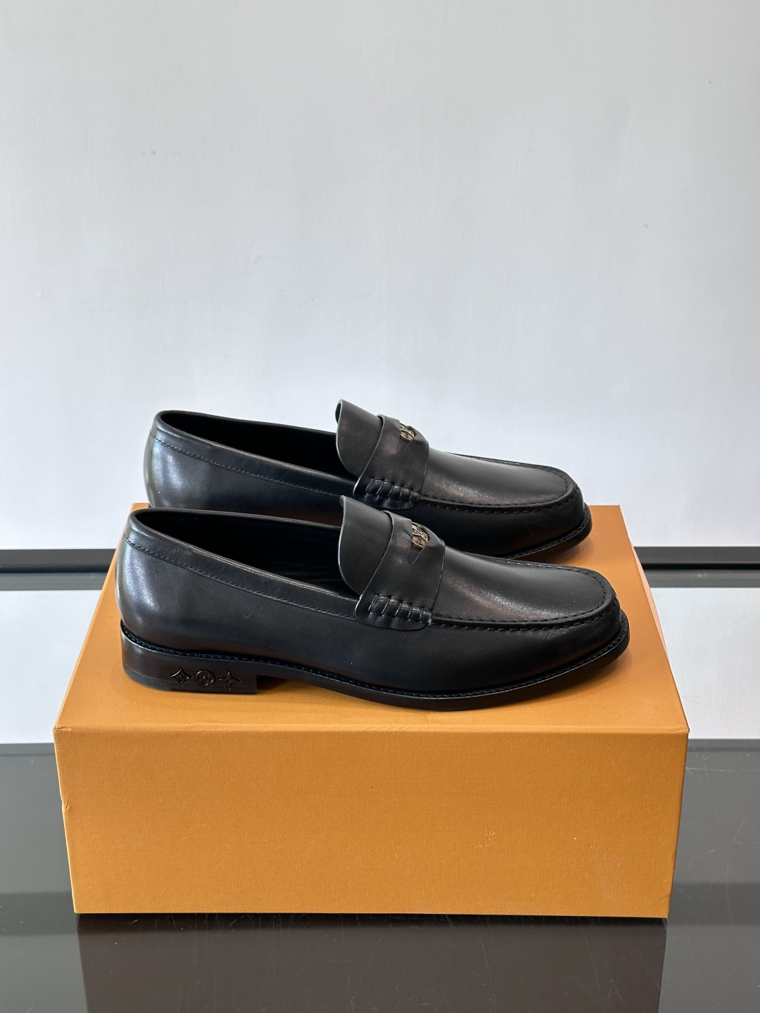 ◾️▫️L.v~高端男士正装休闲皮鞋，经典款，高端大气，进口牛皮打造，小牛皮透气内里，真皮大底，顶级品质