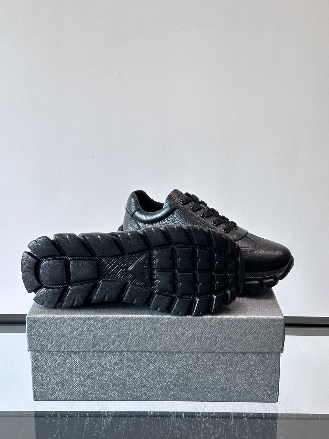 Prada男士休闲运动鞋，采用优质牛皮，鞋面柔软细腻，搭配经典三角金属Logo，品牌辨识度超高✨。厚底设