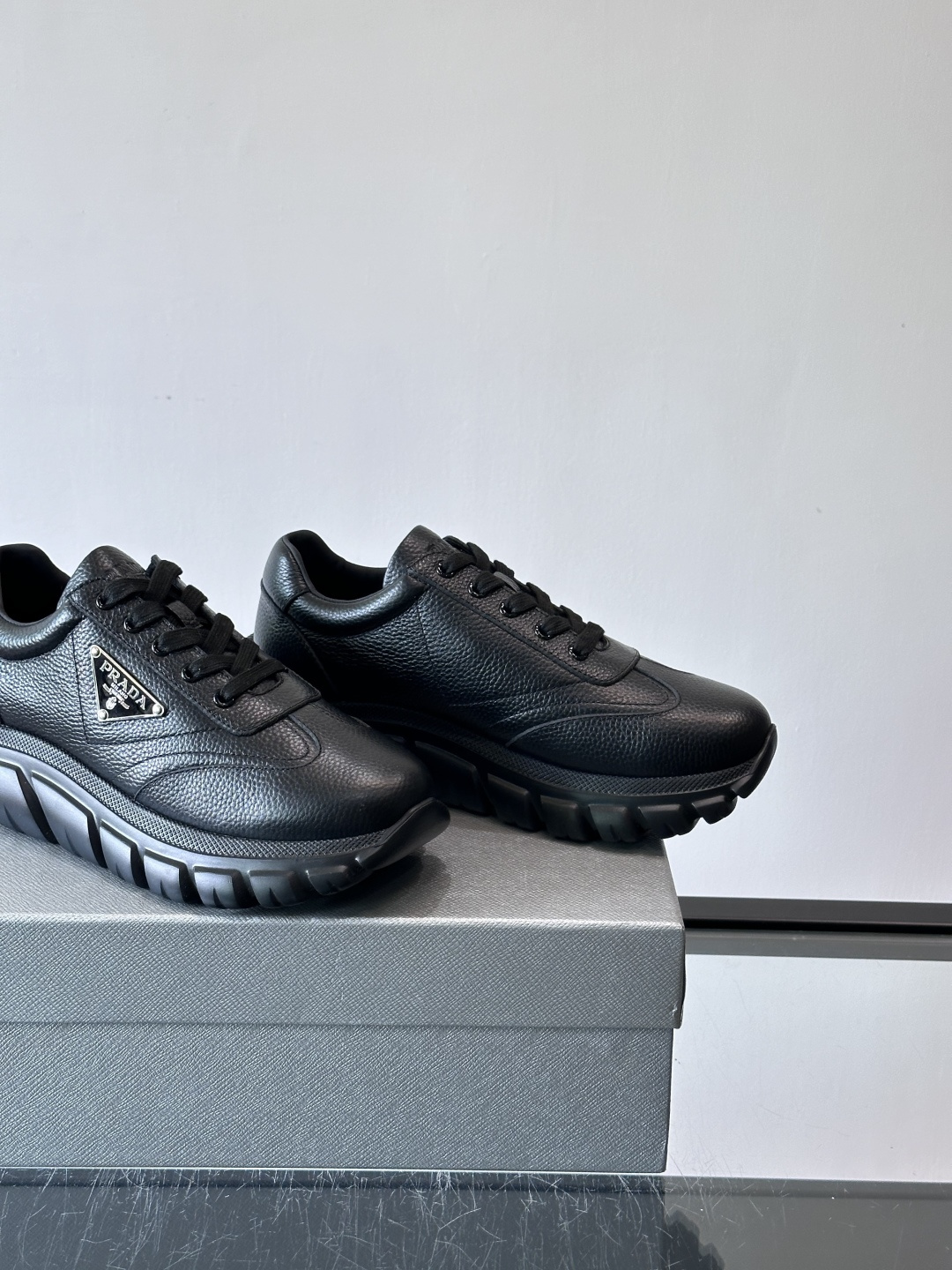 Prada男士休闲运动鞋，采用优质牛皮，鞋面柔软细腻，搭配经典三角金属Logo，品牌辨识度超高✨。厚底设