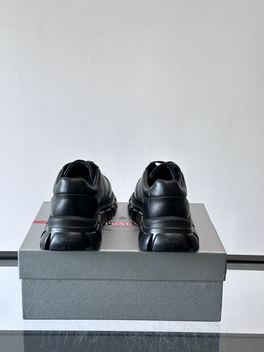 Prada男士休闲运动鞋，采用优质牛皮，鞋面柔软细腻，搭配经典三角金属Logo，品牌辨识度超高✨。厚底设