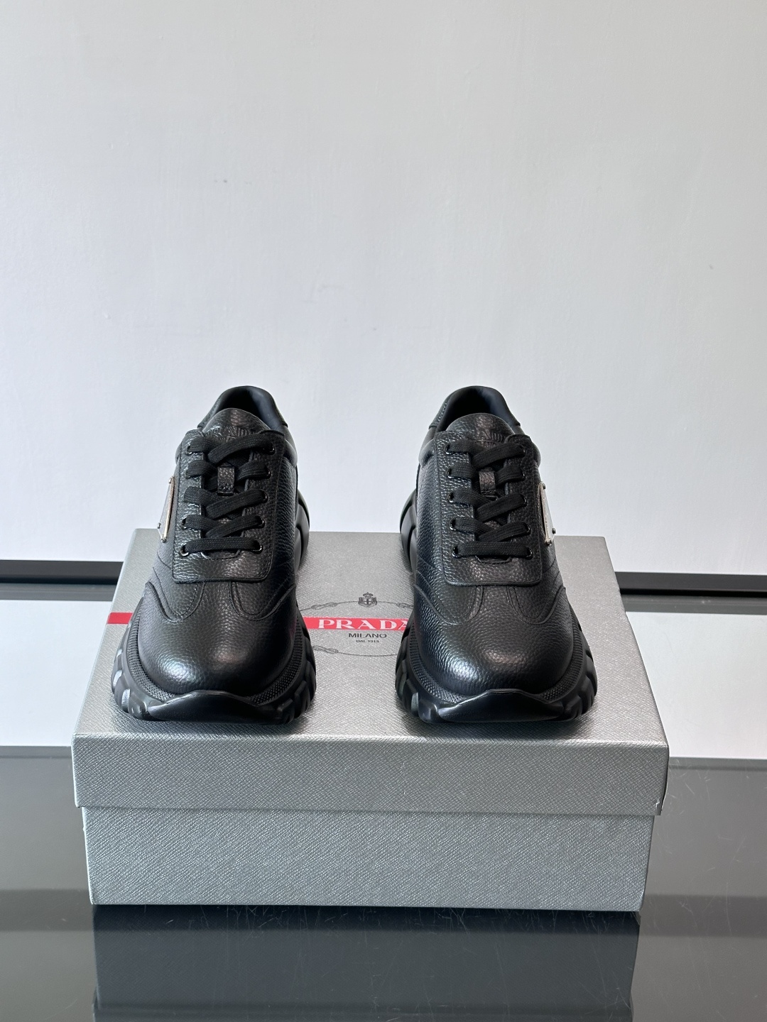 Prada男士休闲运动鞋，采用优质牛皮，鞋面柔软细腻，搭配经典三角金属Logo，品牌辨识度超高✨。厚底设