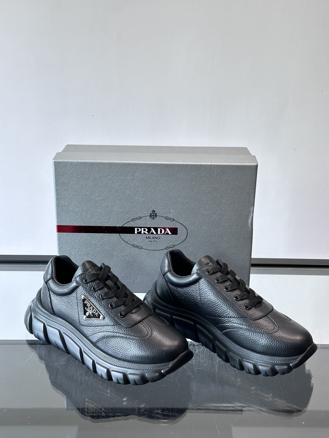 Prada男士休闲运动鞋，采用优质牛皮，鞋面柔软细腻，搭配经典三角金属Logo，品牌辨识度超高✨。厚底设