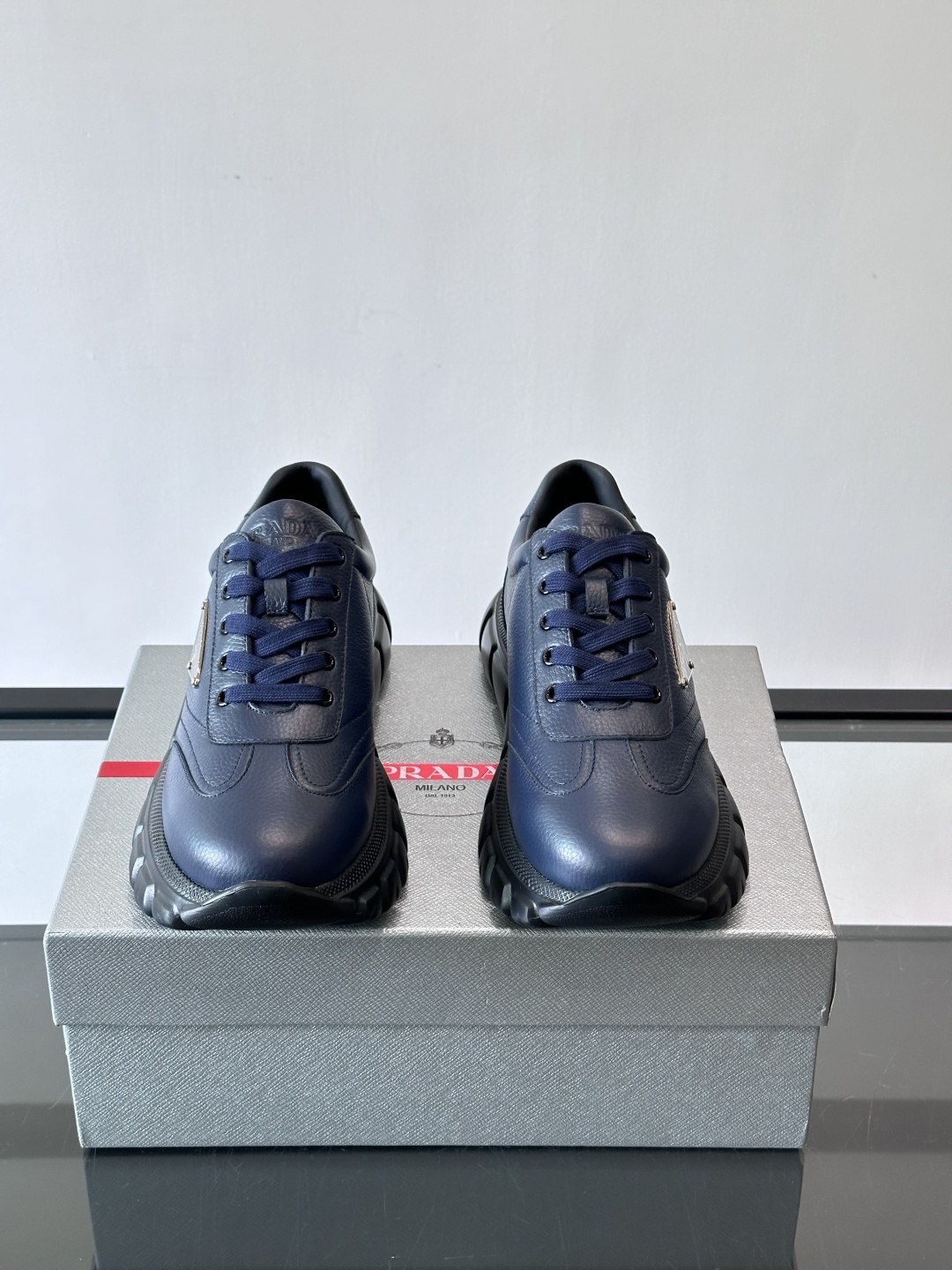 Prada男士休闲运动鞋，采用优质牛皮，鞋面柔软细腻，搭配经典三角金属Logo，品牌辨识度超高✨。厚底设
