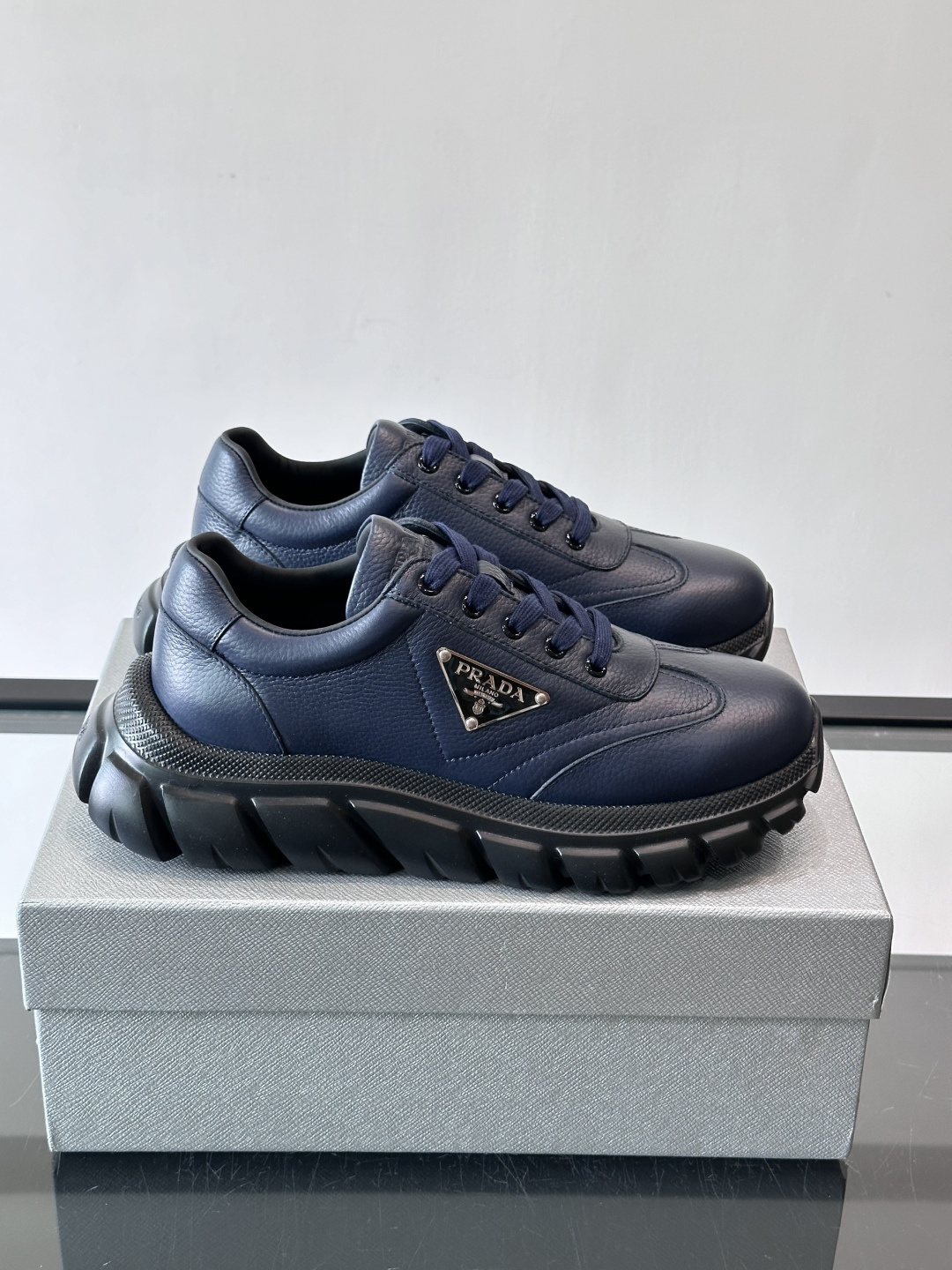 Prada男士休闲运动鞋，采用优质牛皮，鞋面柔软细腻，搭配经典三角金属Logo，品牌辨识度超高✨。厚底设