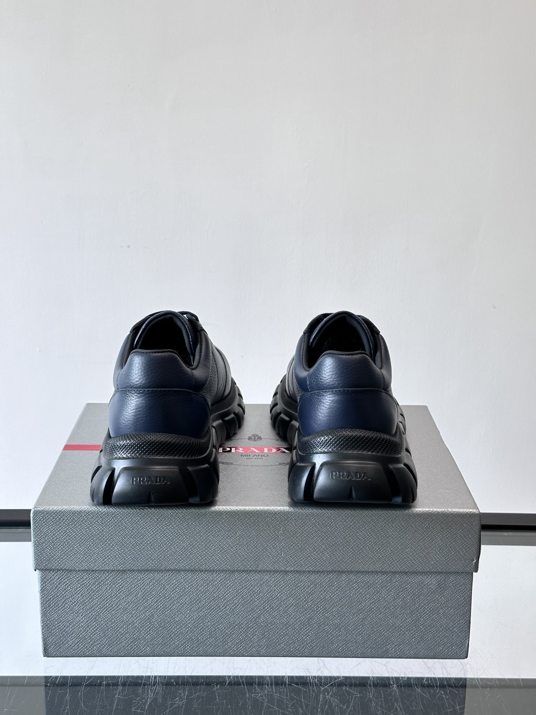 Prada男士休闲运动鞋，采用优质牛皮，鞋面柔软细腻，搭配经典三角金属Logo，品牌辨识度超高✨。厚底设