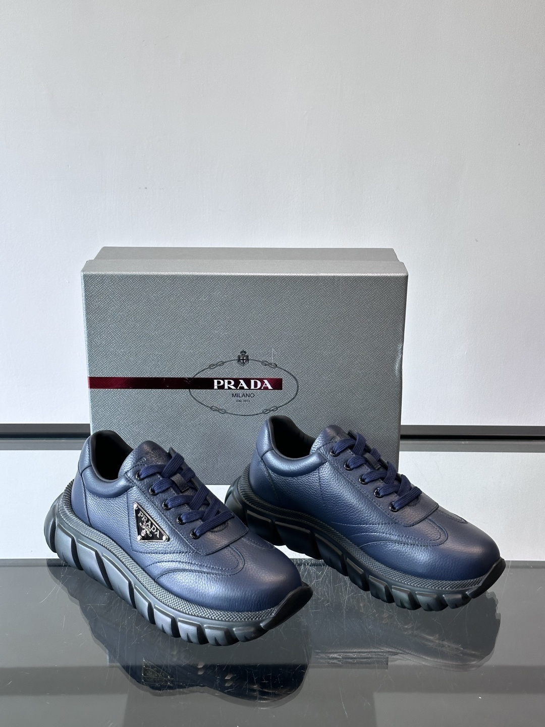 Prada男士休闲运动鞋，采用优质牛皮，鞋面柔软细腻，搭配经典三角金属Logo，品牌辨识度超高✨。厚底设
