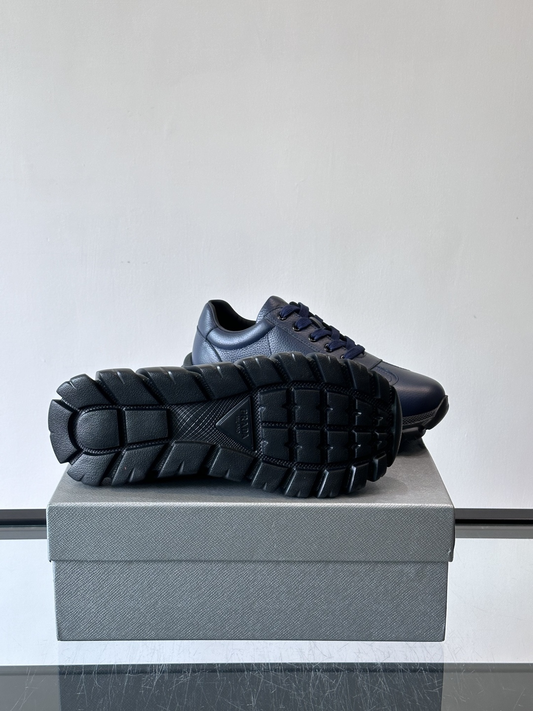 Prada男士休闲运动鞋，采用优质牛皮，鞋面柔软细腻，搭配经典三角金属Logo，品牌辨识度超高✨。厚底设