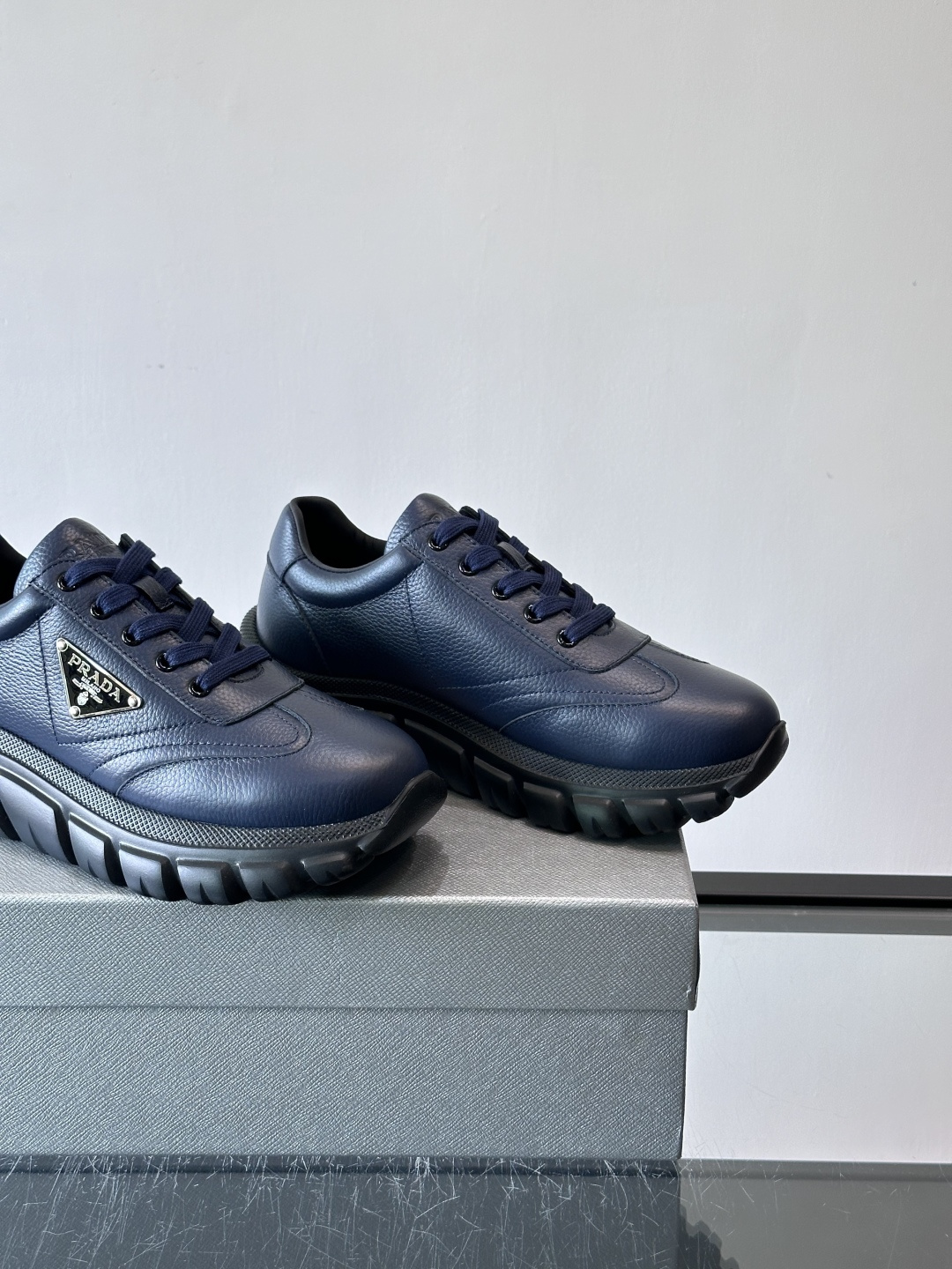 Prada男士休闲运动鞋，采用优质牛皮，鞋面柔软细腻，搭配经典三角金属Logo，品牌辨识度超高✨。厚底设