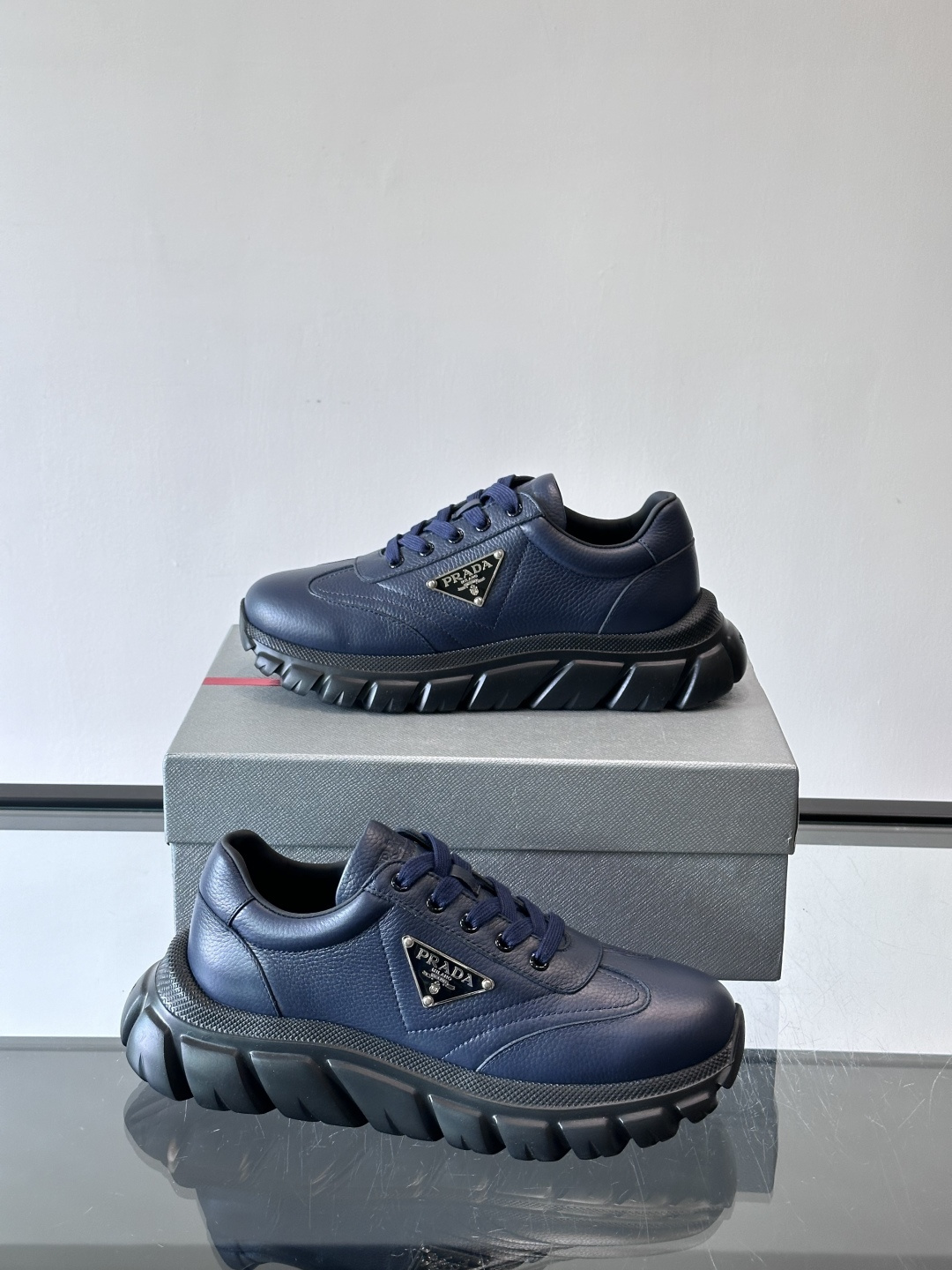 Prada男士休闲运动鞋，采用优质牛皮，鞋面柔软细腻，搭配经典三角金属Logo，品牌辨识度超高✨。厚底设