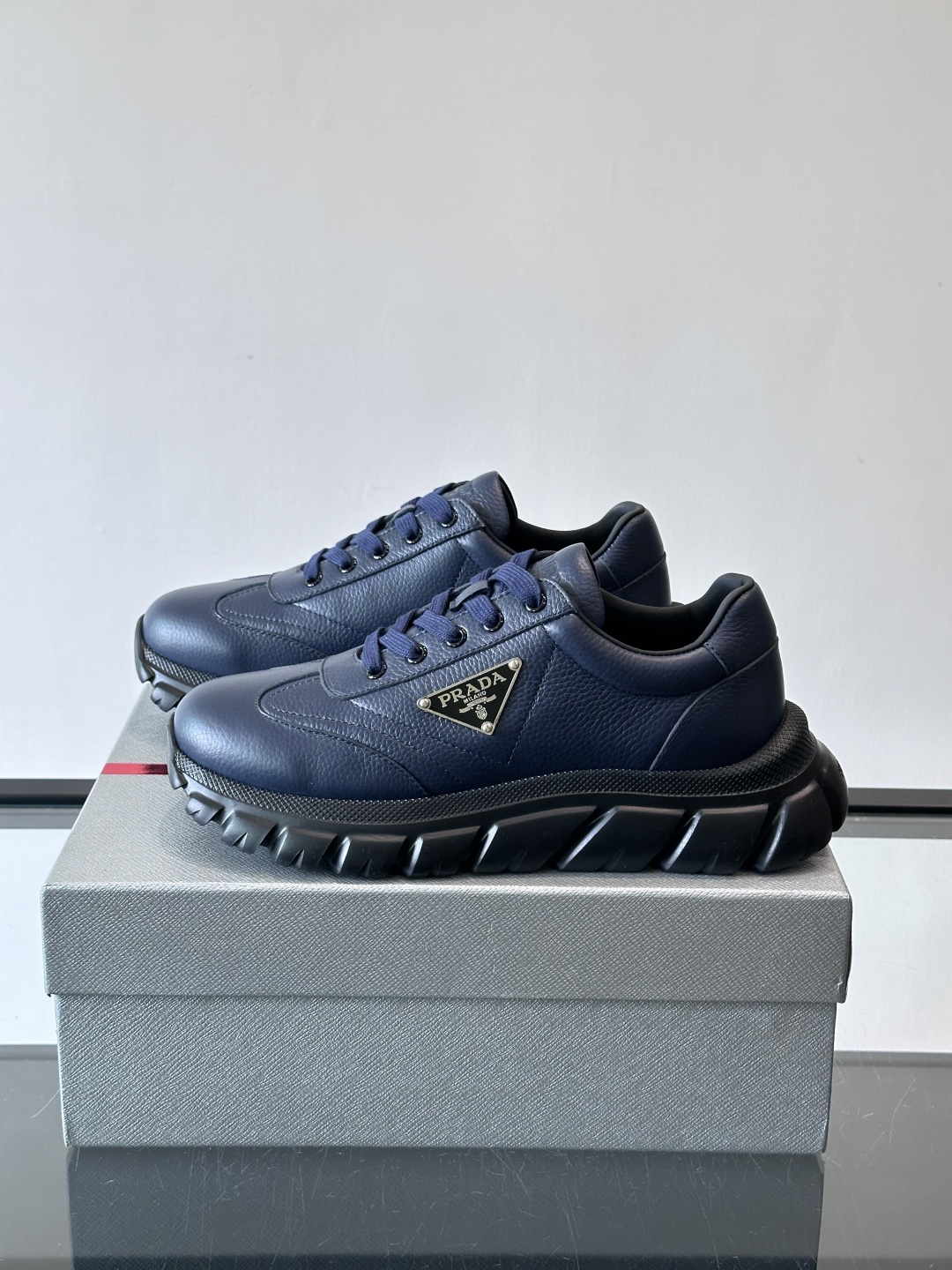 Prada男士休闲运动鞋，采用优质牛皮，鞋面柔软细腻，搭配经典三角金属Logo，品牌辨识度超高✨。厚底设
