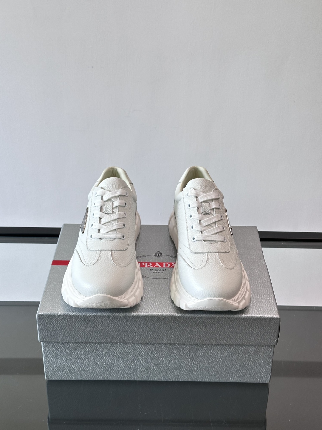 Prada男士休闲运动鞋，采用优质牛皮，鞋面柔软细腻，搭配经典三角金属Logo，品牌辨识度超高✨。厚底设