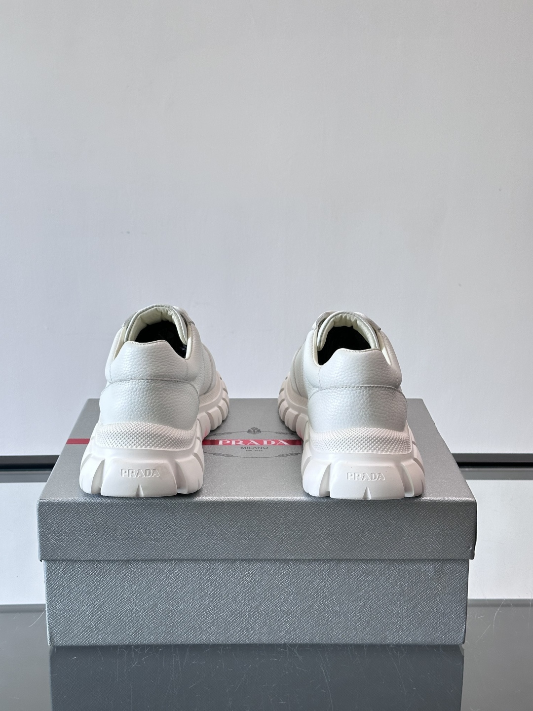 Prada男士休闲运动鞋，采用优质牛皮，鞋面柔软细腻，搭配经典三角金属Logo，品牌辨识度超高✨。厚底设