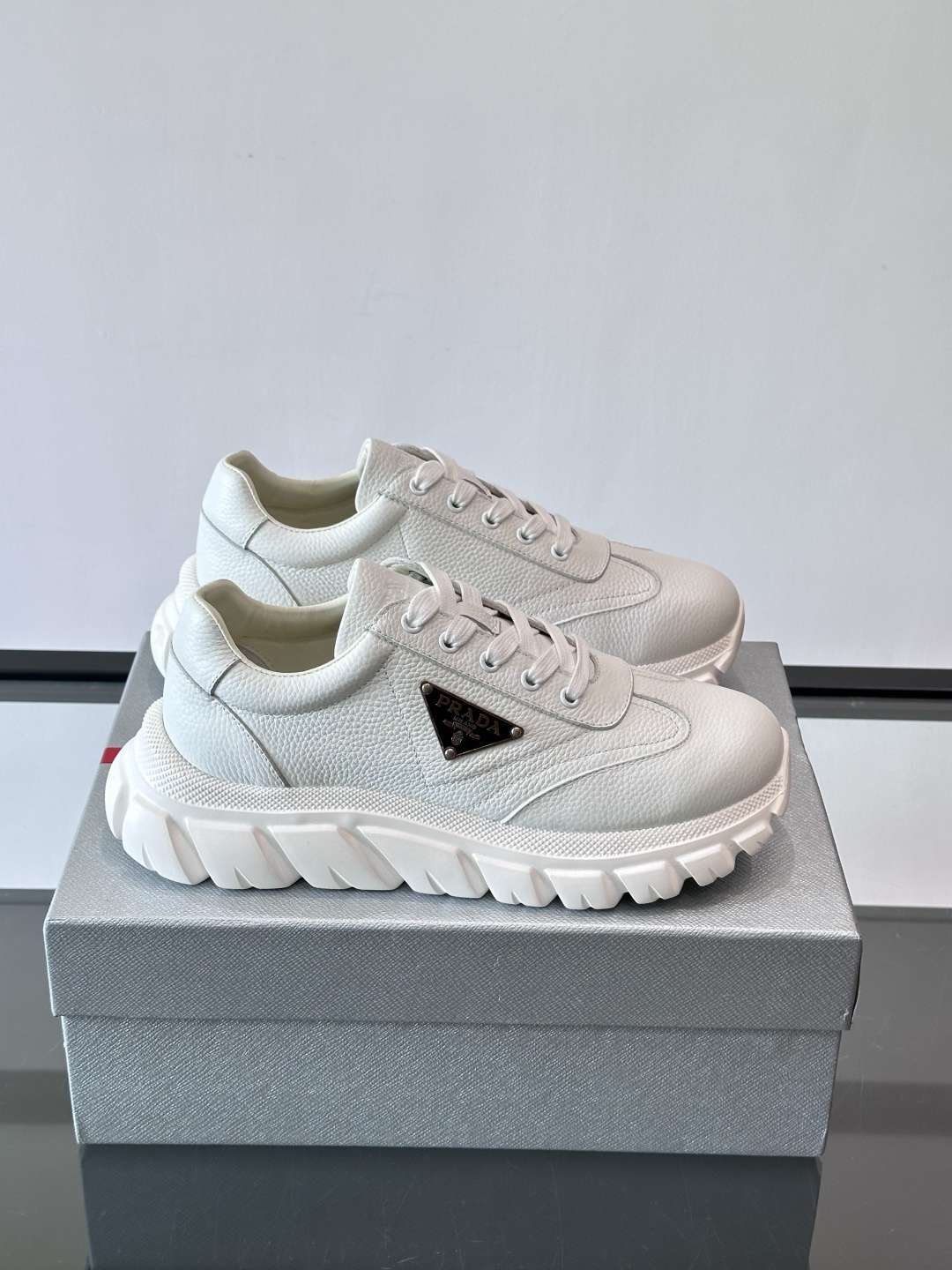 Prada男士休闲运动鞋，采用优质牛皮，鞋面柔软细腻，搭配经典三角金属Logo，品牌辨识度超高✨。厚底设