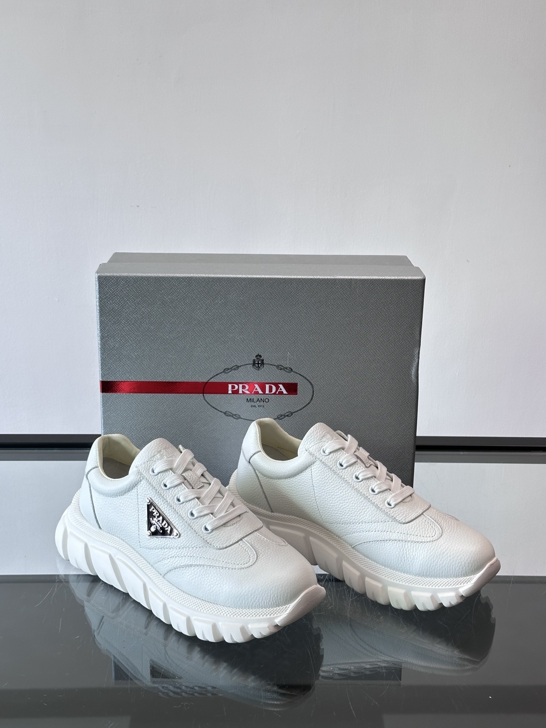 Prada男士休闲运动鞋，采用优质牛皮，鞋面柔软细腻，搭配经典三角金属Logo，品牌辨识度超高✨。厚底设