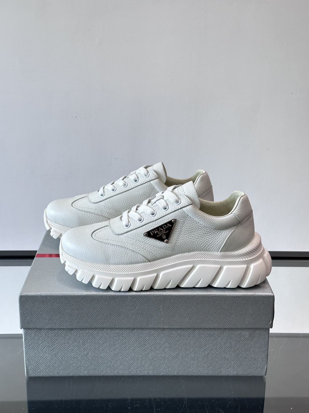Prada男士休闲运动鞋，采用优质牛皮，鞋面柔软细腻，搭配经典三角金属Logo，品牌辨识度超高✨。厚底设
