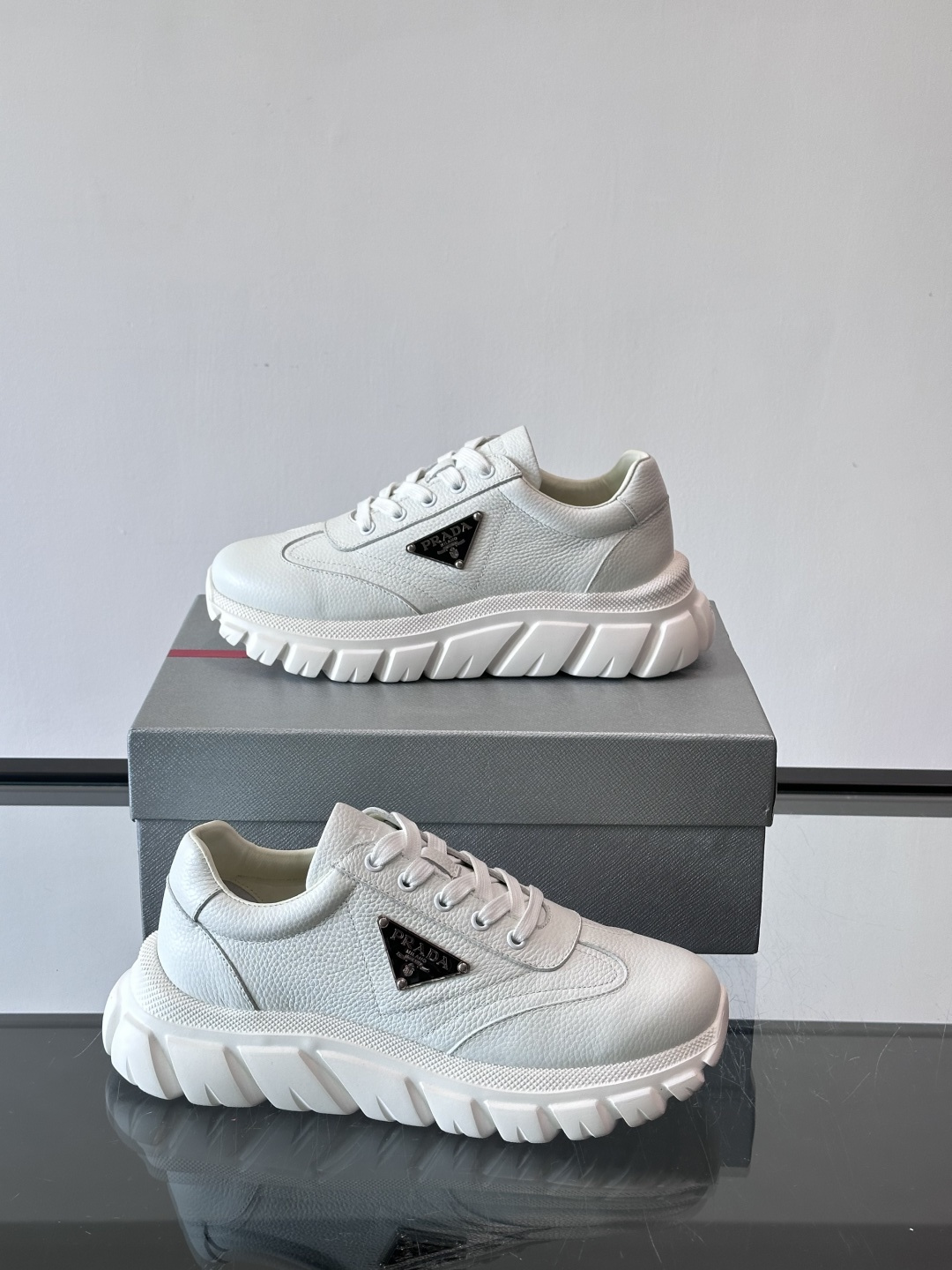 Prada男士休闲运动鞋，采用优质牛皮，鞋面柔软细腻，搭配经典三角金属Logo，品牌辨识度超高✨。厚底设