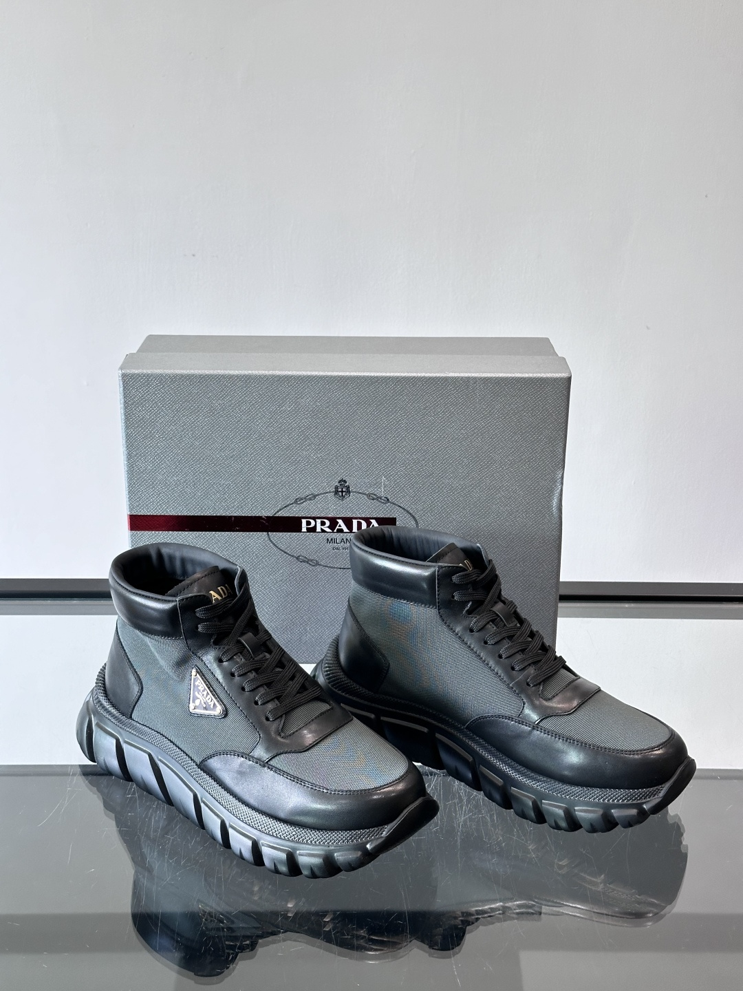 Prada 男士高帮运动鞋，牛皮+单宁布拼接，质感满分！鞋侧珐琅金属三角徽标超有辨识度✨，凹凸纹橡胶厚底