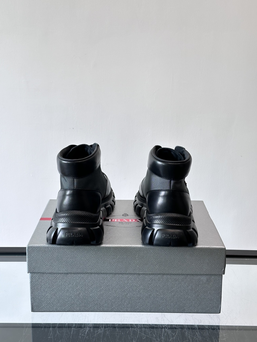 Prada 男士高帮运动鞋，牛皮+单宁布拼接，质感满分！鞋侧珐琅金属三角徽标超有辨识度✨，凹凸纹橡胶厚底