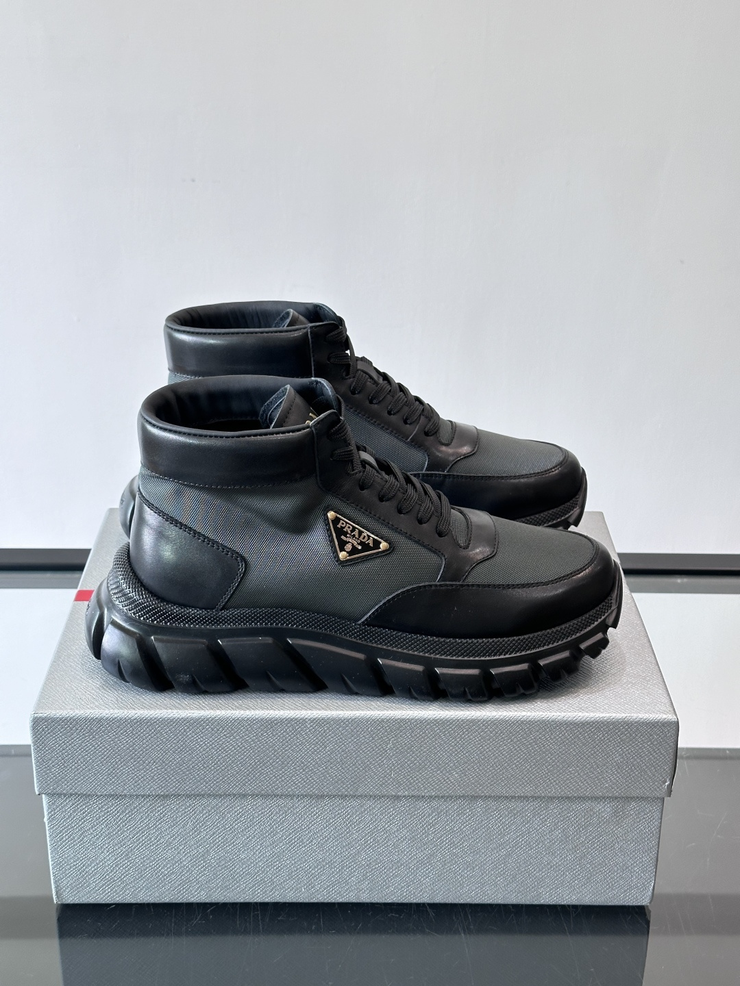 Prada 男士高帮运动鞋，牛皮+单宁布拼接，质感满分！鞋侧珐琅金属三角徽标超有辨识度✨，凹凸纹橡胶厚底