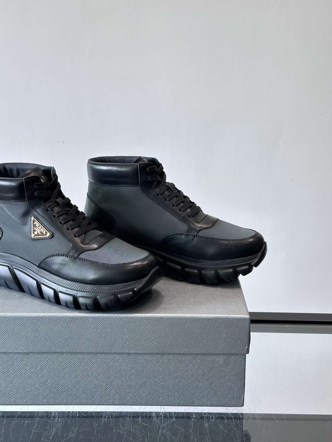 Prada 男士高帮运动鞋，牛皮+单宁布拼接，质感满分！鞋侧珐琅金属三角徽标超有辨识度✨，凹凸纹橡胶厚底