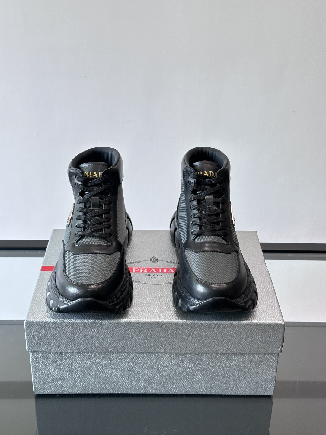 Prada 男士高帮运动鞋，牛皮+单宁布拼接，质感满分！鞋侧珐琅金属三角徽标超有辨识度✨，凹凸纹橡胶厚底
