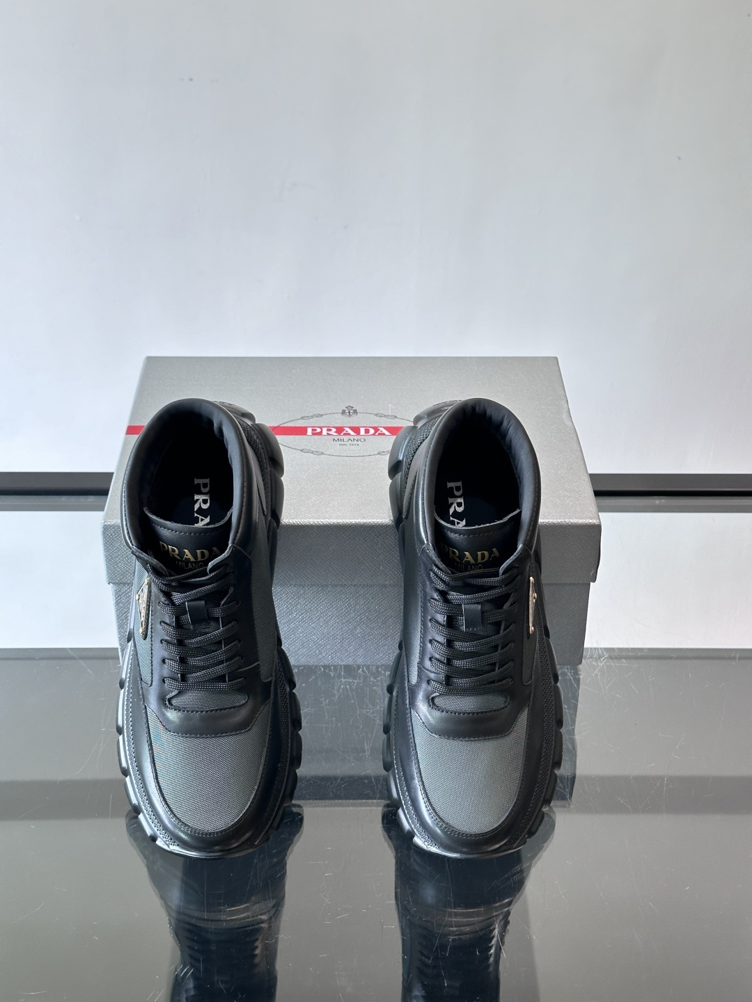 Prada 男士高帮运动鞋，牛皮+单宁布拼接，质感满分！鞋侧珐琅金属三角徽标超有辨识度✨，凹凸纹橡胶厚底