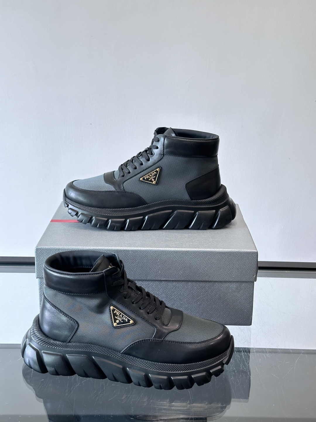 Prada 男士高帮运动鞋，牛皮+单宁布拼接，质感满分！鞋侧珐琅金属三角徽标超有辨识度✨，凹凸纹橡胶厚底