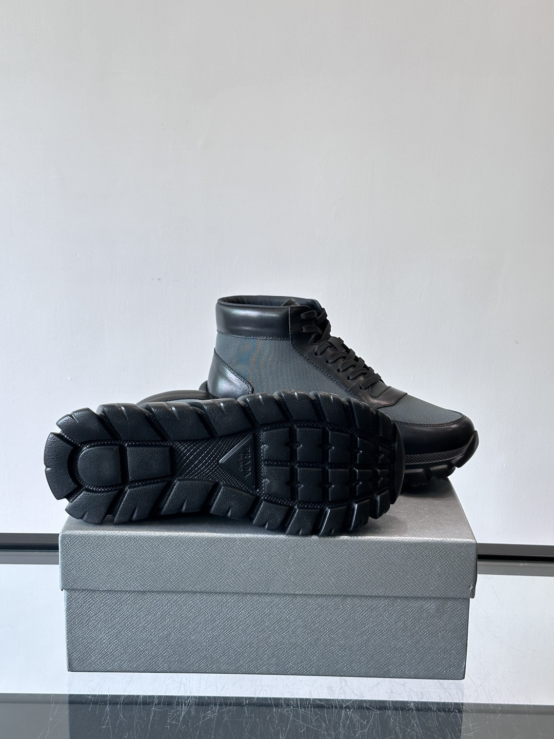 Prada 男士高帮运动鞋，牛皮+单宁布拼接，质感满分！鞋侧珐琅金属三角徽标超有辨识度✨，凹凸纹橡胶厚底