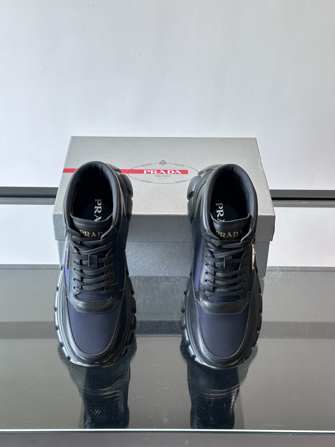 Prada 男士高帮运动鞋，牛皮+单宁布拼接，质感满分！鞋侧珐琅金属三角徽标超有辨识度✨，凹凸纹橡胶厚底