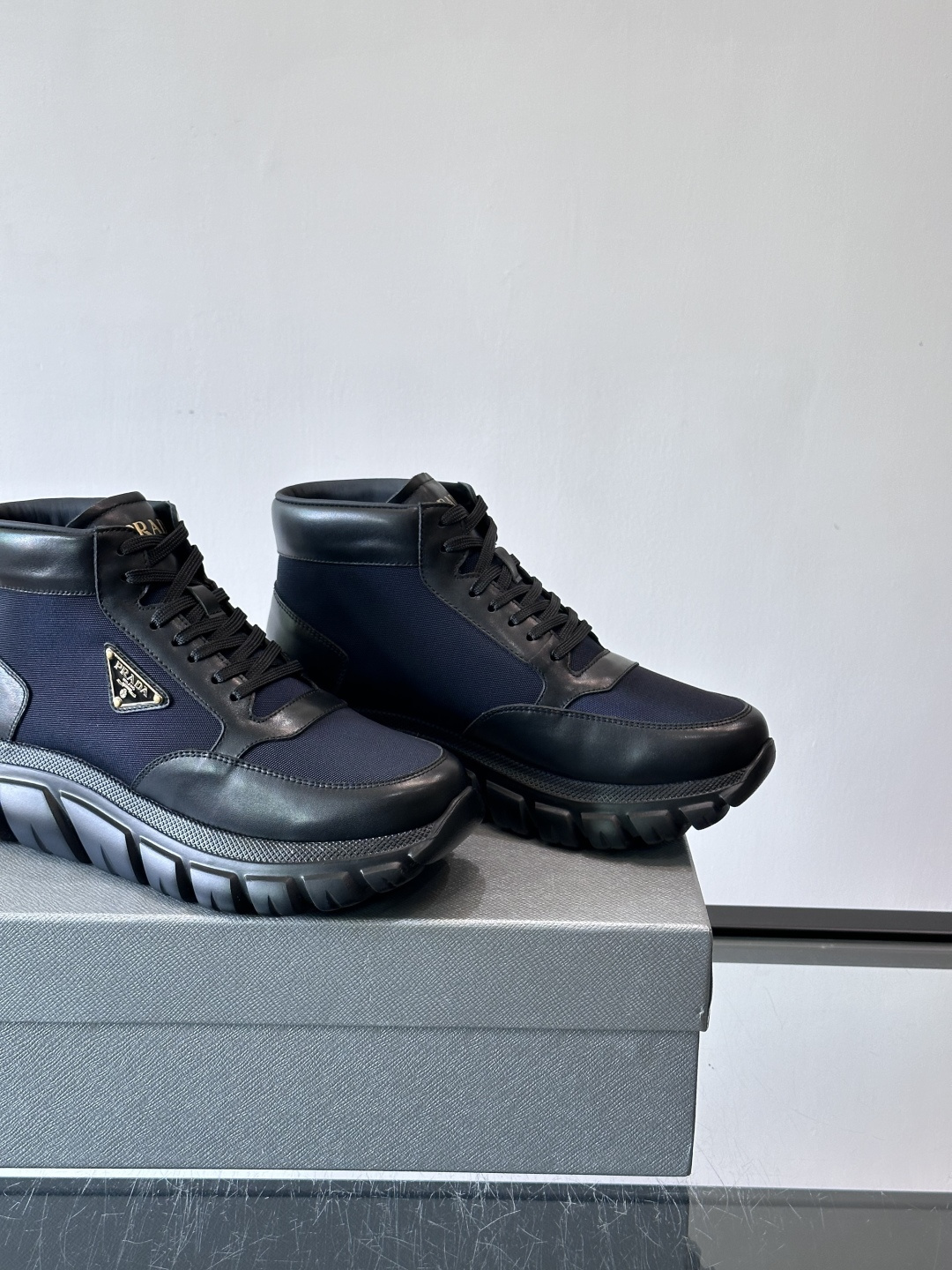 Prada 男士高帮运动鞋，牛皮+单宁布拼接，质感满分！鞋侧珐琅金属三角徽标超有辨识度✨，凹凸纹橡胶厚底
