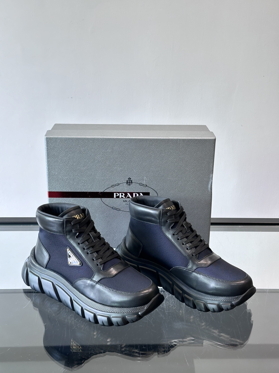 Prada 男士高帮运动鞋，牛皮+单宁布拼接，质感满分！鞋侧珐琅金属三角徽标超有辨识度✨，凹凸纹橡胶厚底