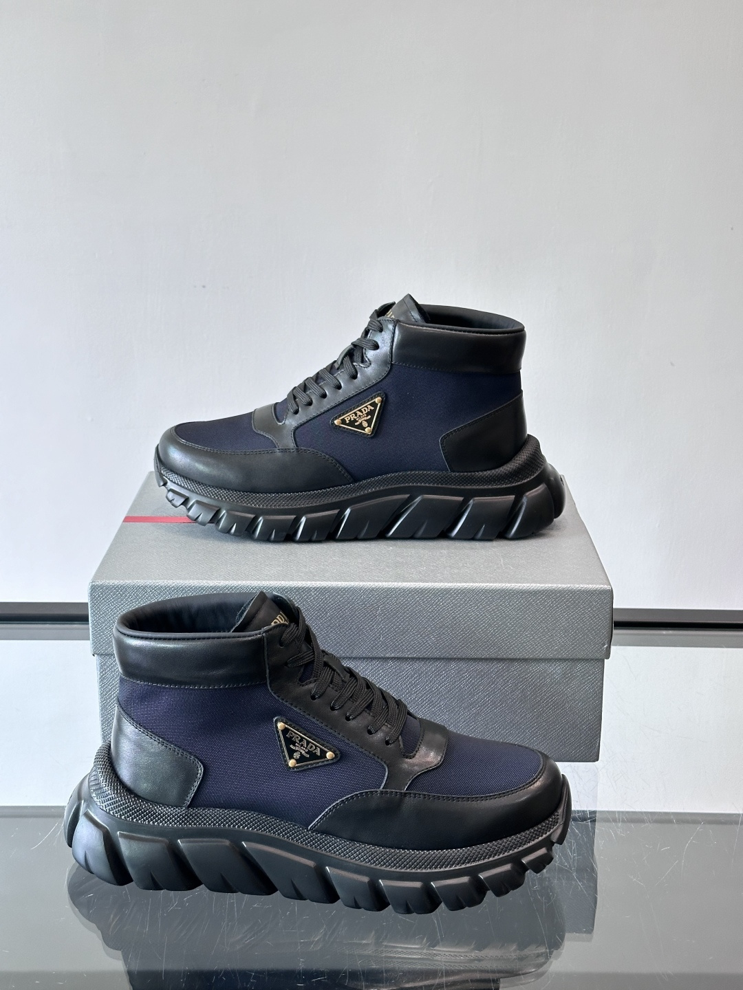 Prada 男士高帮运动鞋，牛皮+单宁布拼接，质感满分！鞋侧珐琅金属三角徽标超有辨识度✨，凹凸纹橡胶厚底