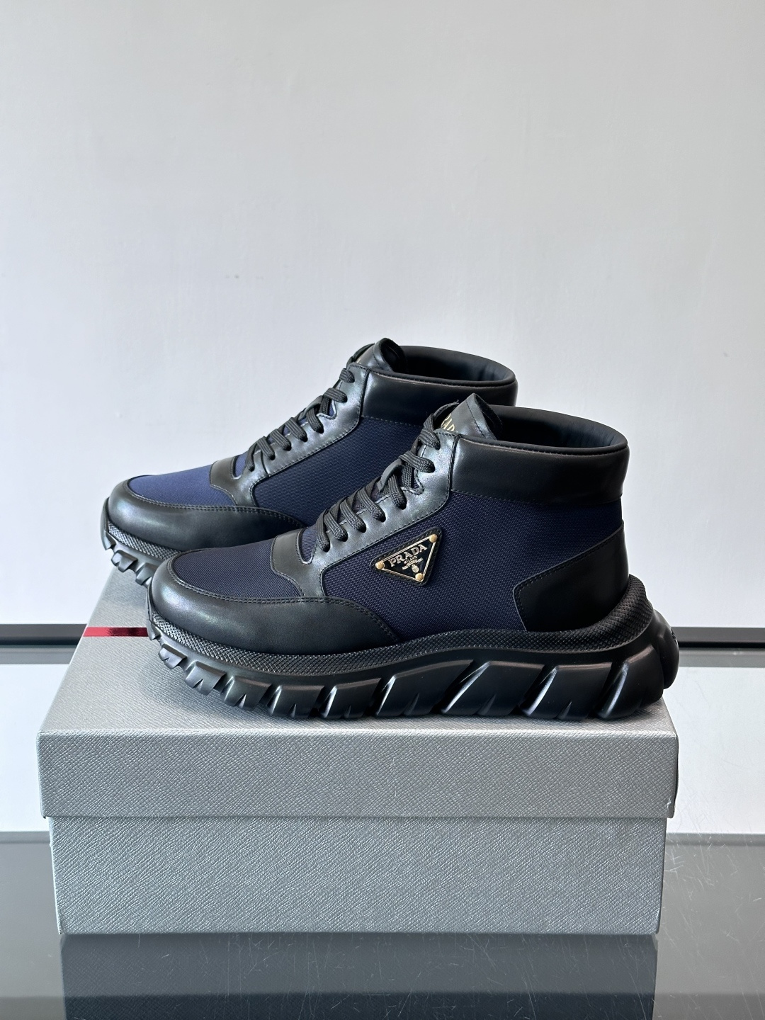 Prada 男士高帮运动鞋，牛皮+单宁布拼接，质感满分！鞋侧珐琅金属三角徽标超有辨识度✨，凹凸纹橡胶厚底