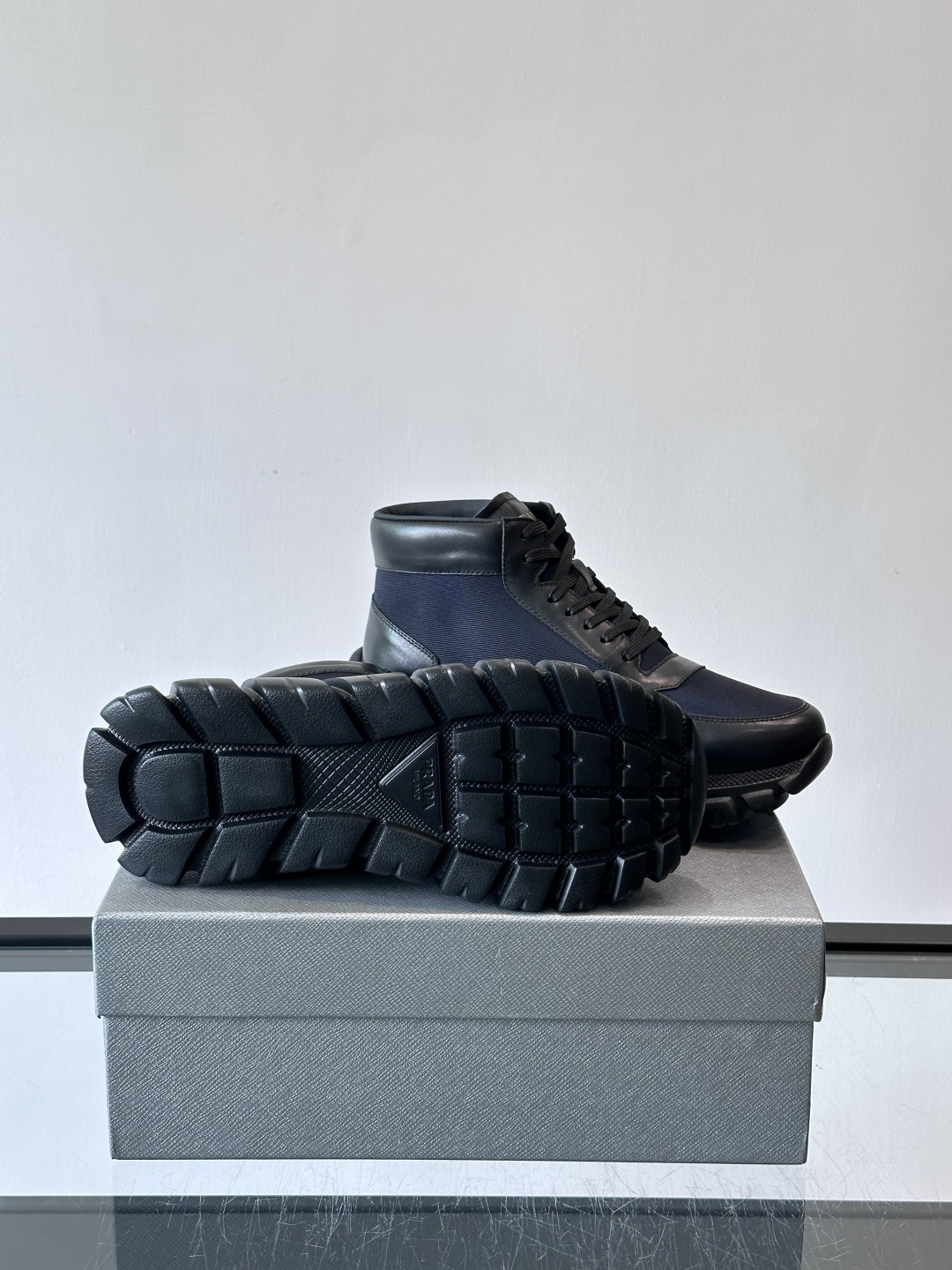 Prada 男士高帮运动鞋，牛皮+单宁布拼接，质感满分！鞋侧珐琅金属三角徽标超有辨识度✨，凹凸纹橡胶厚底