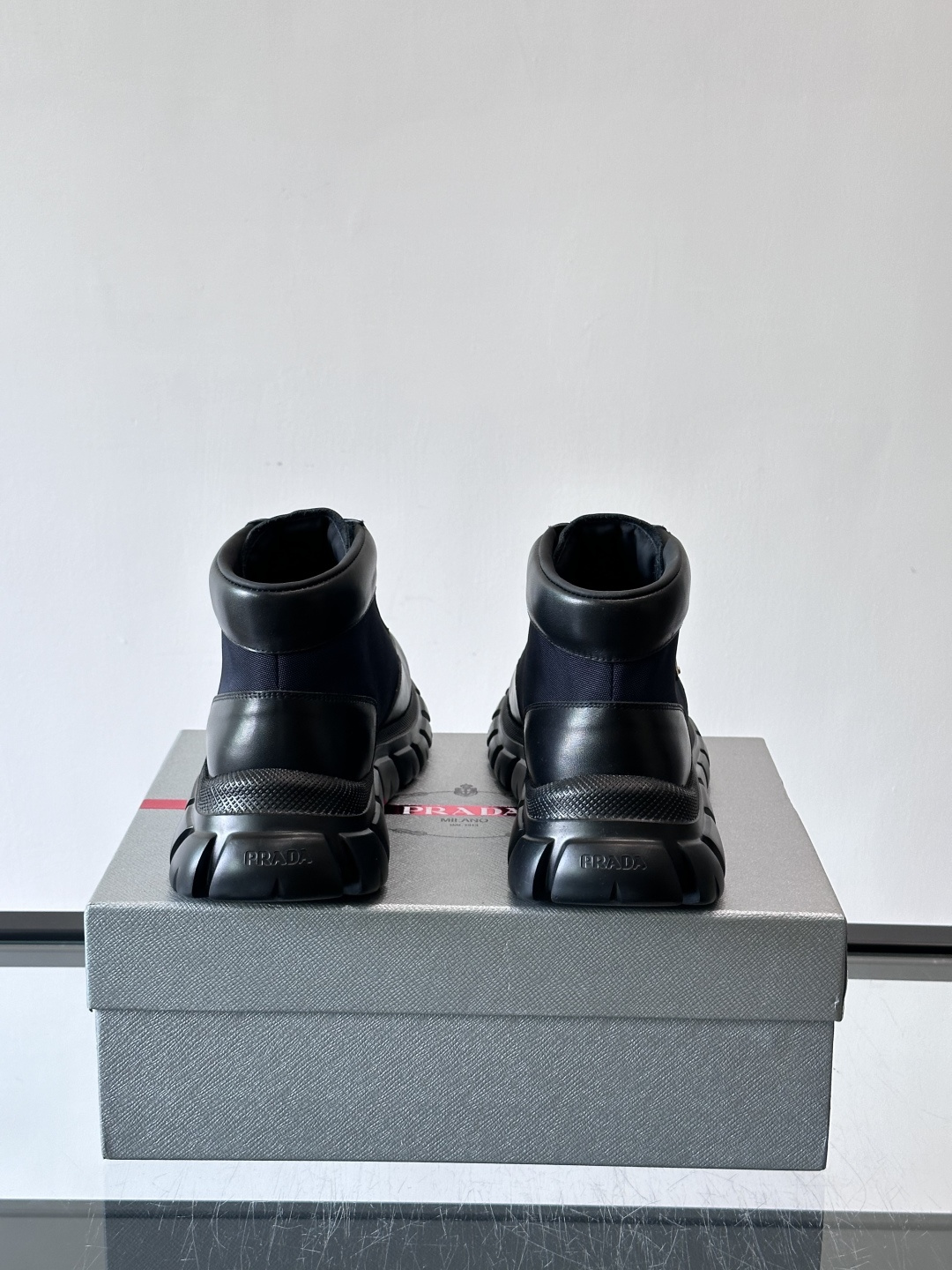 Prada 男士高帮运动鞋，牛皮+单宁布拼接，质感满分！鞋侧珐琅金属三角徽标超有辨识度✨，凹凸纹橡胶厚底