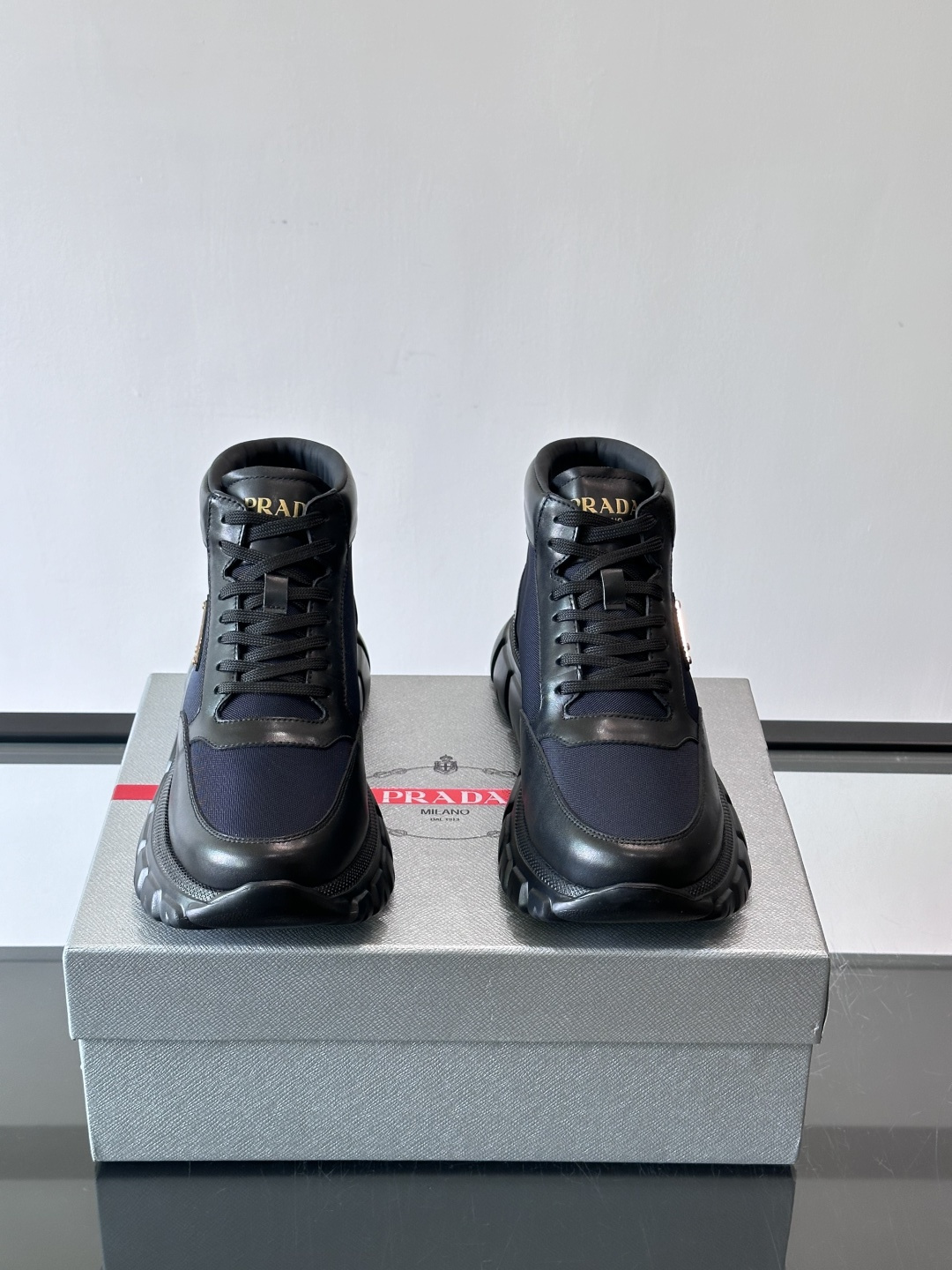 Prada 男士高帮运动鞋，牛皮+单宁布拼接，质感满分！鞋侧珐琅金属三角徽标超有辨识度✨，凹凸纹橡胶厚底