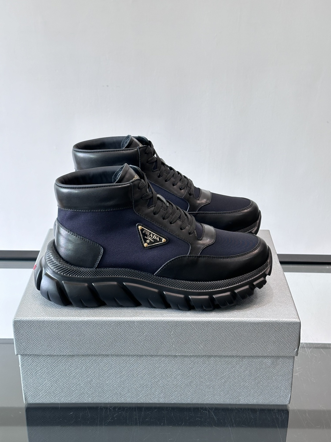 Prada 男士高帮运动鞋，牛皮+单宁布拼接，质感满分！鞋侧珐琅金属三角徽标超有辨识度✨，凹凸纹橡胶厚底