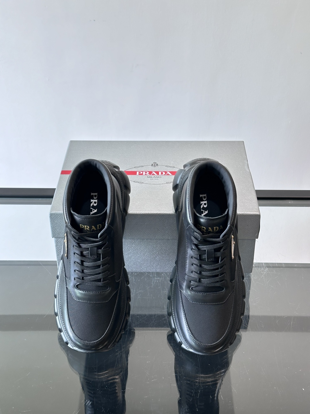 Prada 男士高帮运动鞋，牛皮+单宁布拼接，质感满分！鞋侧珐琅金属三角徽标超有辨识度✨，凹凸纹橡胶厚底