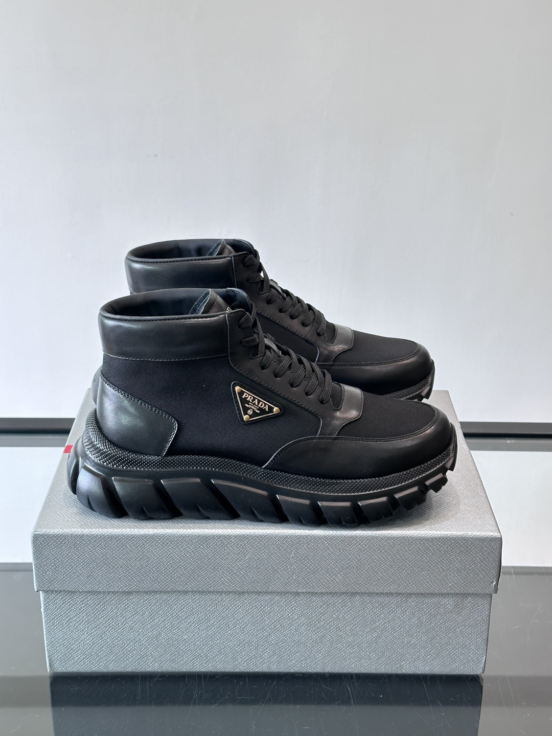 Prada 男士高帮运动鞋，牛皮+单宁布拼接，质感满分！鞋侧珐琅金属三角徽标超有辨识度✨，凹凸纹橡胶厚底