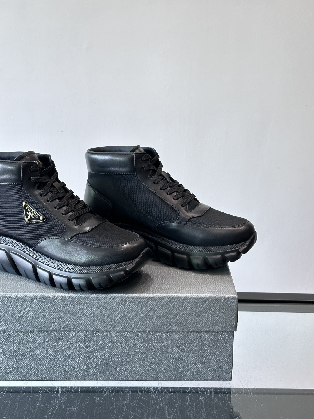 Prada 男士高帮运动鞋，牛皮+单宁布拼接，质感满分！鞋侧珐琅金属三角徽标超有辨识度✨，凹凸纹橡胶厚底