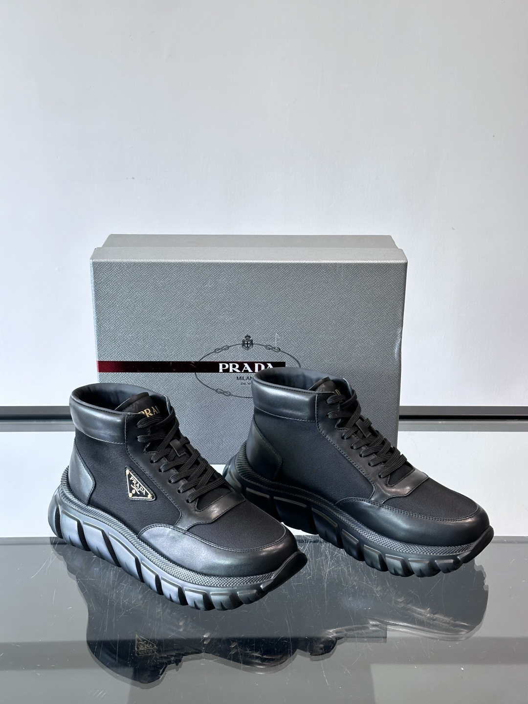 Prada 男士高帮运动鞋，牛皮+单宁布拼接，质感满分！鞋侧珐琅金属三角徽标超有辨识度✨，凹凸纹橡胶厚底