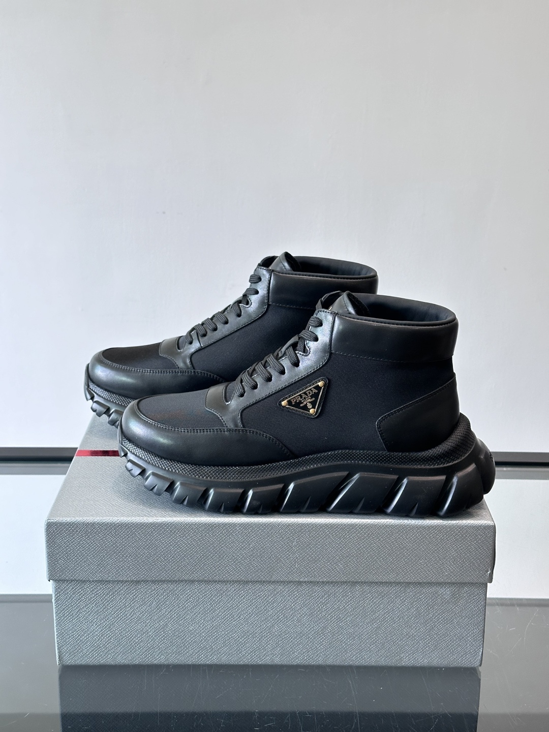 Prada 男士高帮运动鞋，牛皮+单宁布拼接，质感满分！鞋侧珐琅金属三角徽标超有辨识度✨，凹凸纹橡胶厚底