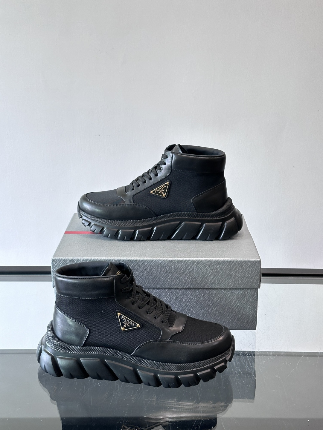Prada 男士高帮运动鞋，牛皮+单宁布拼接，质感满分！鞋侧珐琅金属三角徽标超有辨识度✨，凹凸纹橡胶厚底