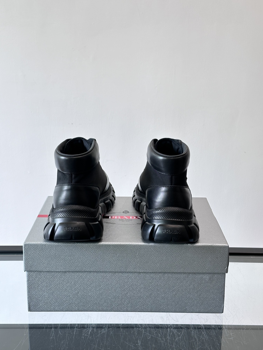 Prada 男士高帮运动鞋，牛皮+单宁布拼接，质感满分！鞋侧珐琅金属三角徽标超有辨识度✨，凹凸纹橡胶厚底