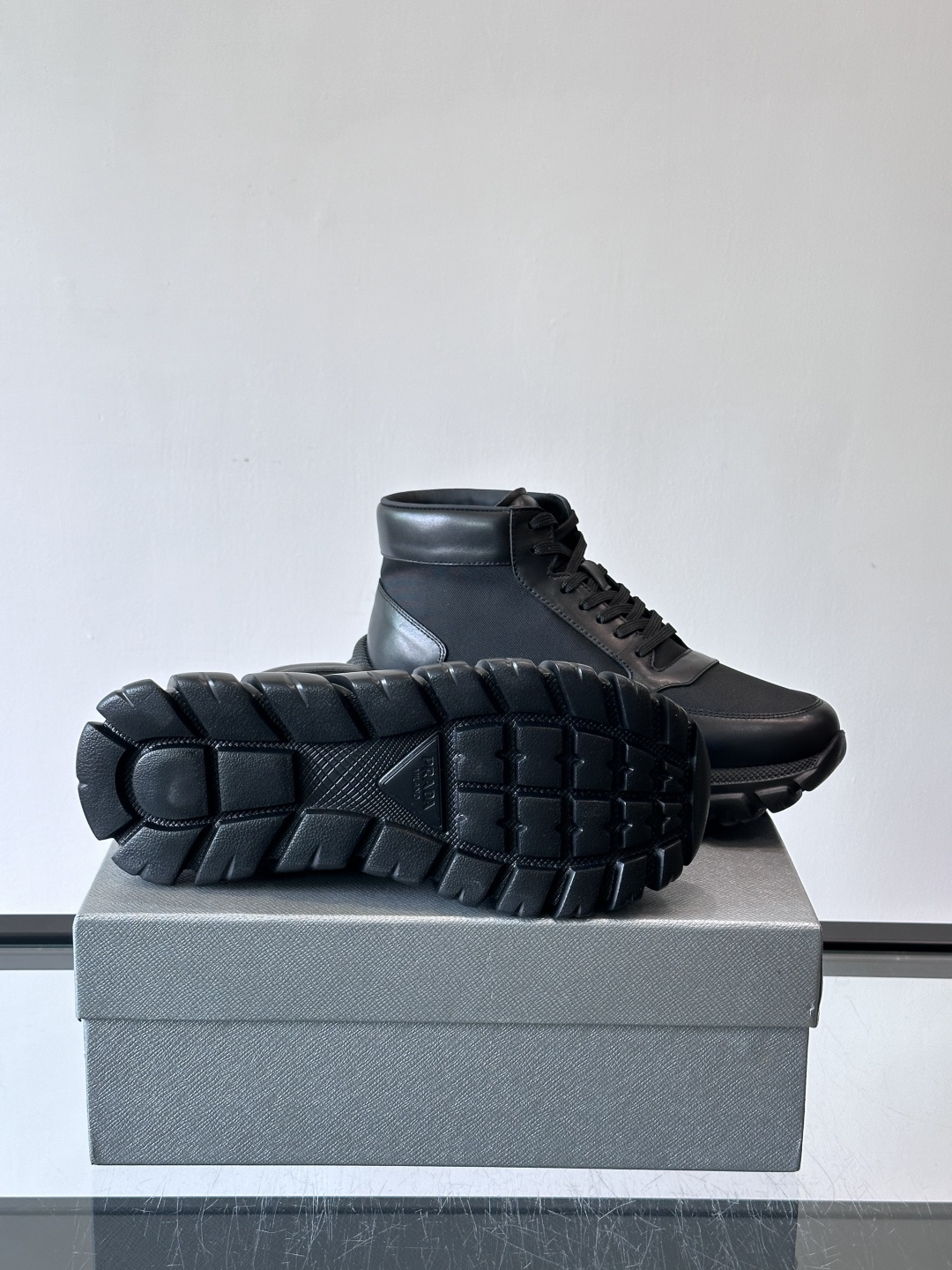 Prada 男士高帮运动鞋，牛皮+单宁布拼接，质感满分！鞋侧珐琅金属三角徽标超有辨识度✨，凹凸纹橡胶厚底