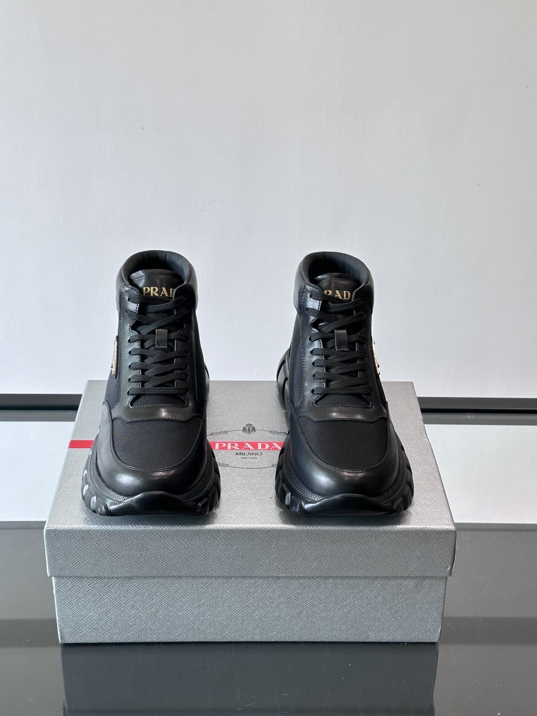 Prada 男士高帮运动鞋，牛皮+单宁布拼接，质感满分！鞋侧珐琅金属三角徽标超有辨识度✨，凹凸纹橡胶厚底