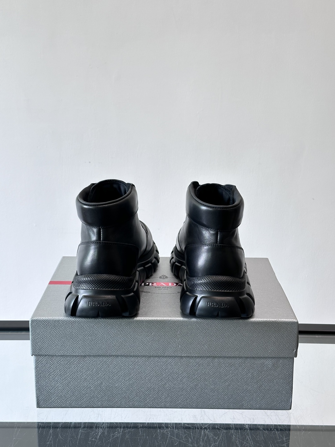 Prada三角标厚底运动鞋，高帮设计，纳帕小牛皮鞋面，柔软细腻质感满分✨。侧面三角金属珐琅徽章+鞋舌&后